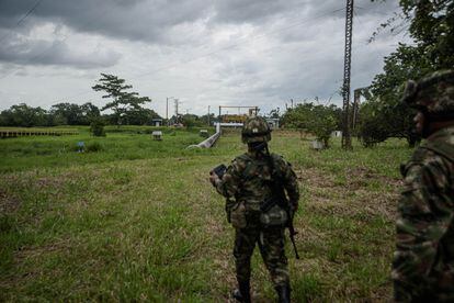 With the help of a drone, soldiers patrol one of the oil pipelines passing through Arauca. 