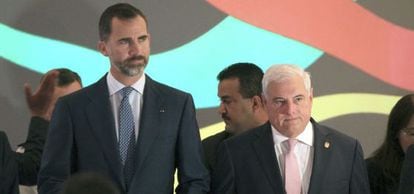 Prince Felipe (left) with Panamanian President Ricardo Martinelli.