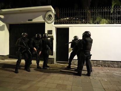 Members of an elite corps of the Ecuadorian Police moments before breaking into the Mexican Embassy in Quito.