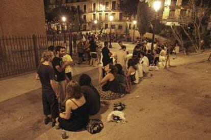 Youths are increasingly staying away from nightclubs and doing street botellones, experts say.