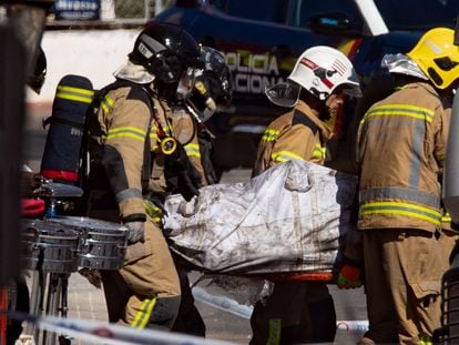 Murcia firefighters remove one of the seven bodies found in the fire in three nightclubs in the early hours of Sunday.