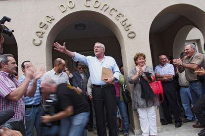 The mayor of Baralla, Manuel Gonz&aacute;lez Cap&oacute;n, is cheered by supporters on Thursday.