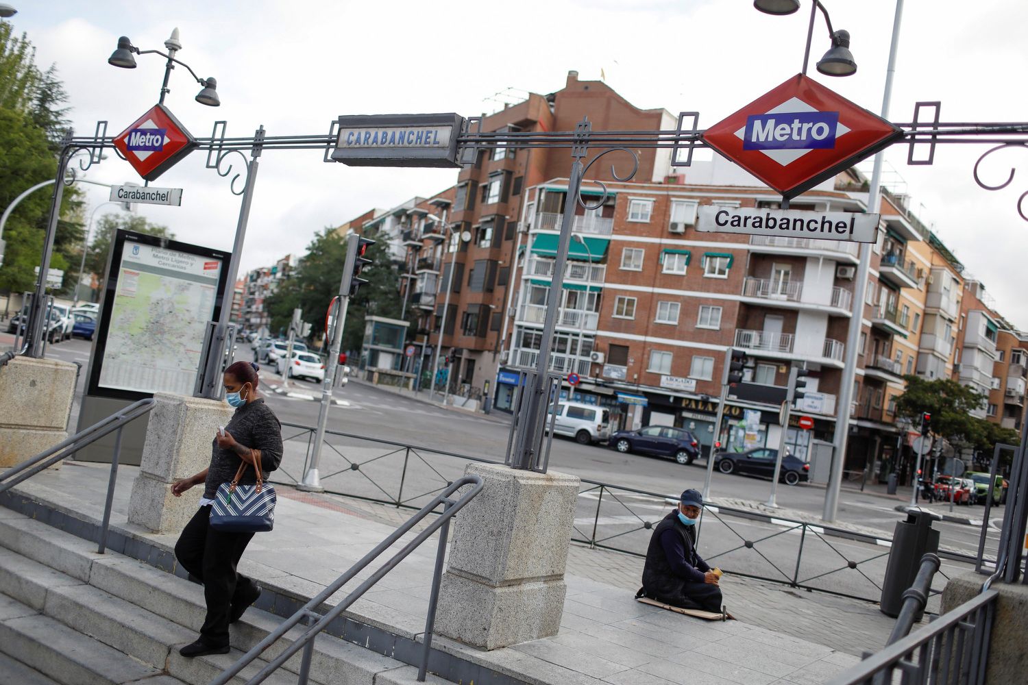 The entrance to the Metro station in Carabanchel, which has been placed under a selective lockdown.