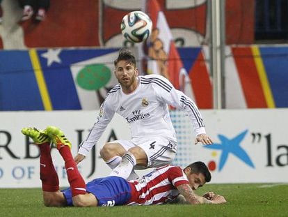 Sergio Ramos and Jos&eacute; Sosa vie for the ball in the second leg match between Real Madrid and Atl&eacute;tico. 