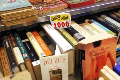 The price of a kilo is marked at La Casquer&iacute;a bookshop, in Madrid&acute;s San Fernando market.