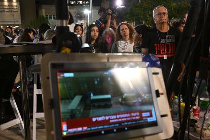 Families of the hostages and others watch news broadcasts as captives are released into Egypt before being brought into Israel, outside the Museum of Tel Aviv on November 24, 2023.