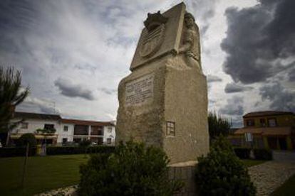 A monument honoring the first settlers of Tiétar, in Cáceres province.