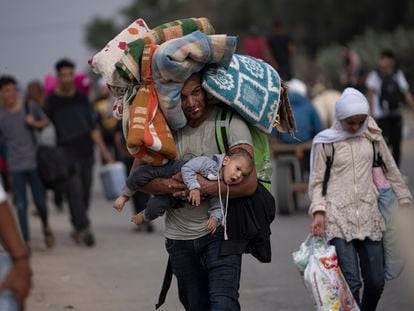 Palestinians flee to the southern Gaza Strip on Salah al-Din Street in Bureij, Gaza Strip, Saturday, Nov. 11, 2023.