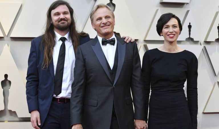 Viggo Mortensen with his wife, Spanish actress Ariadna Gil, and his son Henry at the Oscars.
