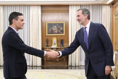 Pedro Sánchez (l) greets Spain’s King Felipe VI on Wednesday.