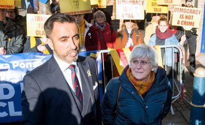 Former Catalan education minister, Clara Ponsatí, with her lawyer this Thursday.