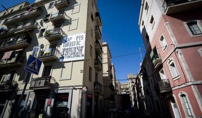 A sign in Barcelona protesting tourist apartments and telling tourists to stay in hotels.