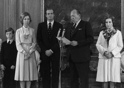 The Count of Barcelona (second right) gives up his dynastic rights in favor of his son Juan Carlos in the presence of Prince Felipe, Doña Sofía and the king’s mother, María de las Mercedes, on May 14, 1977.