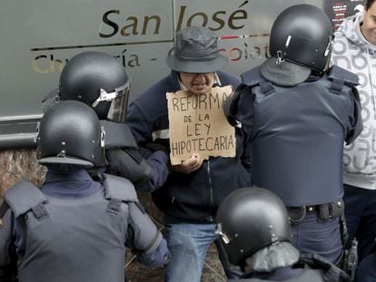 Police detain a man protesting at an eviction in Torrej&oacute;n de Ardoz, Madrid, in November 2011.