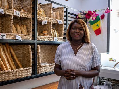 Isseu Diop Sakho poses in her bakery – Mburu – in Dakar, the capital of Senegal. In her shop, bread is made with indigenous grains, such as fonio or sorghum.