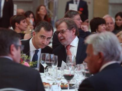 King Felipe VI chats with PRISA CEO Juan Luis Cebrián at the award dinner.
