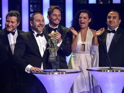 Venezuelan director Miguel Ferrari (2L) and members of his cast stand after winning the Goya award for Best Ibero-American Film for &#039;Azul y no tan rosa&#039;. 