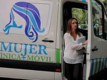 Gádor Joya and her mobile clinic. Video: The promotional video for the “Life Ambulance” project (Spanish audio).