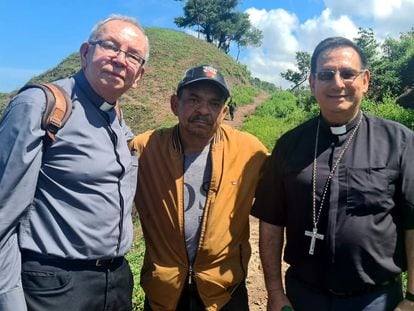 Luis 'Mane' Díaz, father of the soccer player Luis Díaz, along with members of the Colombian Episcopal Conference, after being released by the ELN on Thursday, November 9.