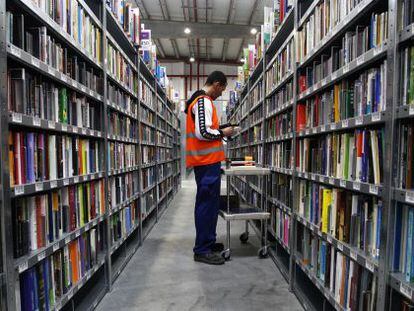 An employee fulfills orders in Amazon Spain&#039;s logistics center in San Fernando de Henares, Madrid