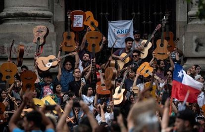 Protestors outside the National Library in Santiago singing songs by Víctor Jara in 2022. 