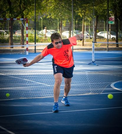 Ernesto Cardenas is a 41-year-old PE teacher and a Spanish pickleball player.