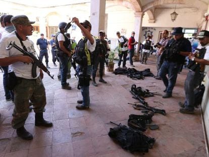 Self defense forces take over the mayor's office in Parácuaro.