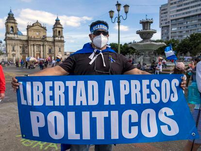 A Nicaraguan citizen protesting in the Plaza de la Constitución in Guatemala City, in 2021.