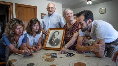 Left to right: Jacqueline and Cristina Fortea, José and Consuelo Morell, and David Coronado with photographs of executed relatives in Paterna (Valencia).

.