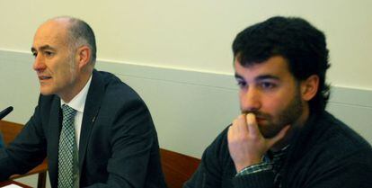 University of the Basque Country President Iñaki Goirizelaia (left), next to the author of the research, Josu Martínez.
