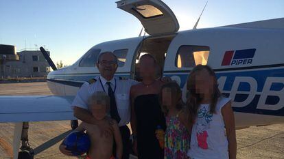Spanish pilot Hernández and his family next to the plane that crashed with Sala on board.