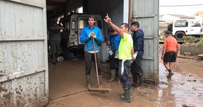 Tennis player Rafael Nadal helps with the clean-up operation in Sant Llorenç on Wednesday.
