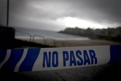 Access to the beaches of A Coruña has been closed off because of dangerous weather conditions.