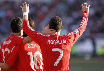 Real Madrid&#039;s Portuguese forward Cristiano Ronaldo (R) celebrates after scoring against Rayo Vallecano.