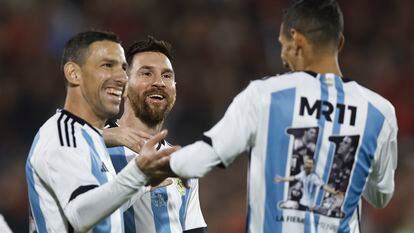 Lionel Messi (c) and Ángel di María (r) with Maxi Rodríguez during his farewell match in Rosario.