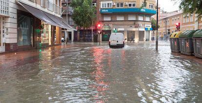 A vehicle on Princesa de Murcia street, which flooded after heavy rain on Friday.