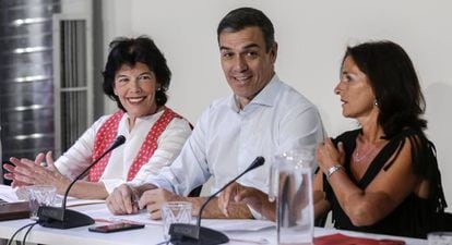 Pedro Sánchez (c) during a meeting with social associations.