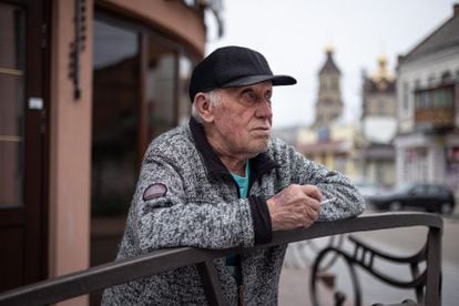 Mikola Terentievich, 85 años, in front of the hotel.