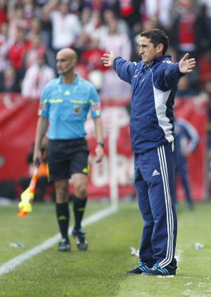 Manolo Jim&eacute;nez on the touchline during a match against Sporting. 