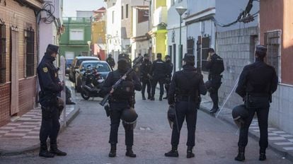 A raid last Thursday against traffickers in La Atunara neighborhood of La Línea (in Cádiz).