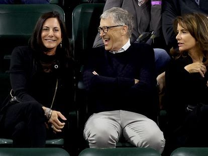 Paula Hurd (left) and Bill Gates (center) during the Indian Wells Open in March 2022.