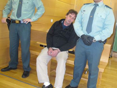 Bank robber Gim&eacute;nez Arbe pretends to have passed out in court.