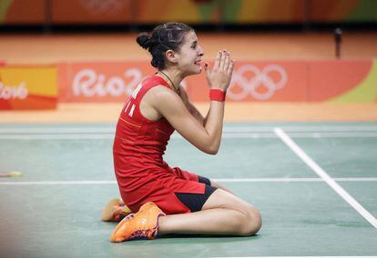 Carolina Marín celebrates her gold medal in badminton.
