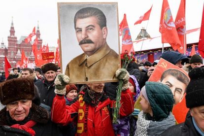 Russian citizens mark Stalin's birthday in Red Square on December 21, 2018. 