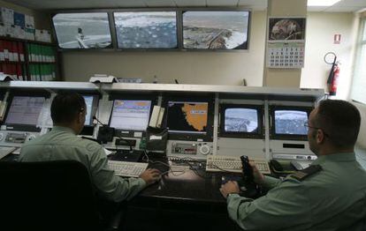 Civil Guard officers monitor the Integral Outside Surveillance System in C&aacute;diz.