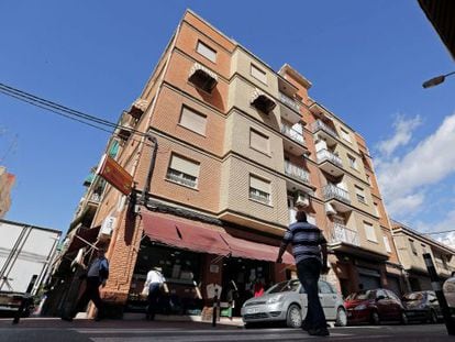 The building on Maestro Fernando Mart&iacute;n Street in Burjassot where a man jumped off the second floor just moments he was to be evicted.