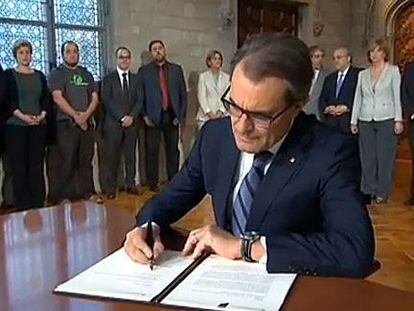 Artur Mas signs the decree on Saturday morning.