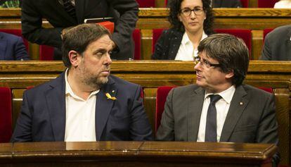 Oriol Junqueras (l) with Carles Puigdemont.