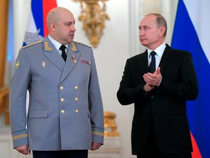 Russian President Vladimir Putin, right, applauds Col. Gen. Sergei Surovikin during an awards ceremony for troops who fought in Syria, in the Kremlin, in Moscow, Russia, Dec. 28, 2017.