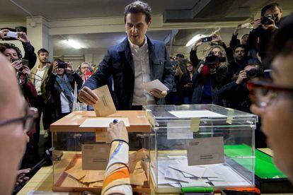 Ciudadanos leader Albert Rivera casts his vote for the general election in Hospitalet de Llobregat, in Barcelona province. His party has pledged to work against Catalan separatism, an issue that has dominated the election campaign.